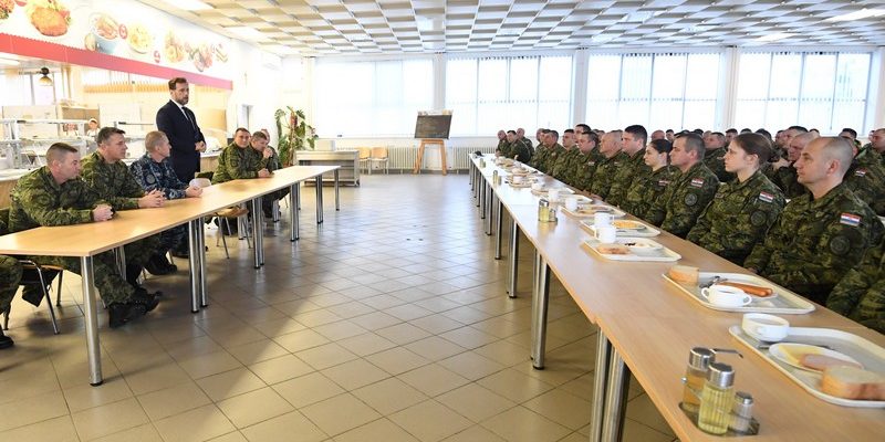 Ministar Banožić s pripadnicima HV-a uoči odlaska u NATO aktivnost u Litvu
