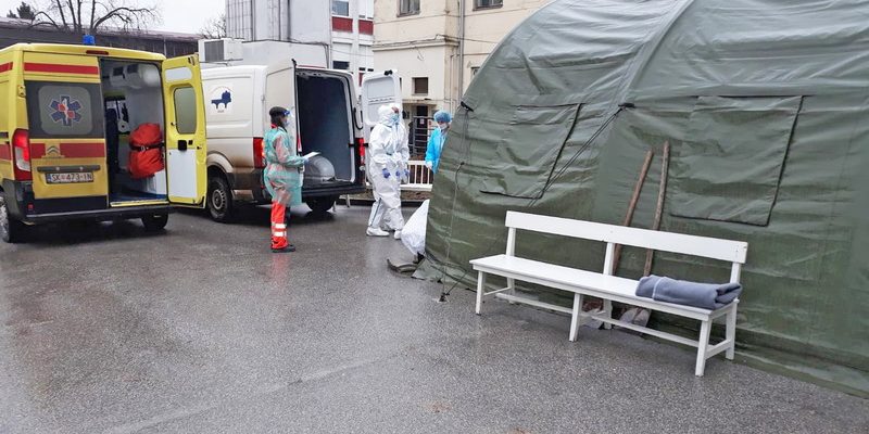 Hrvatska vojska dodatne atore ispred Opæe bolnice u Sisku postavljala je u veèernji satima kako bi se isti to prije stavili u funkciju, a u njima su veæ zbrinuti prvi pacijenti | Foto: HV