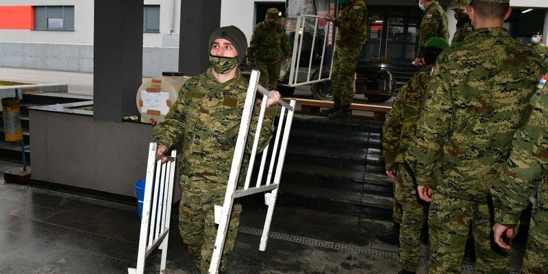Hrvatska vojska drugi dan pomaže potresom pogođenoj Petrinji