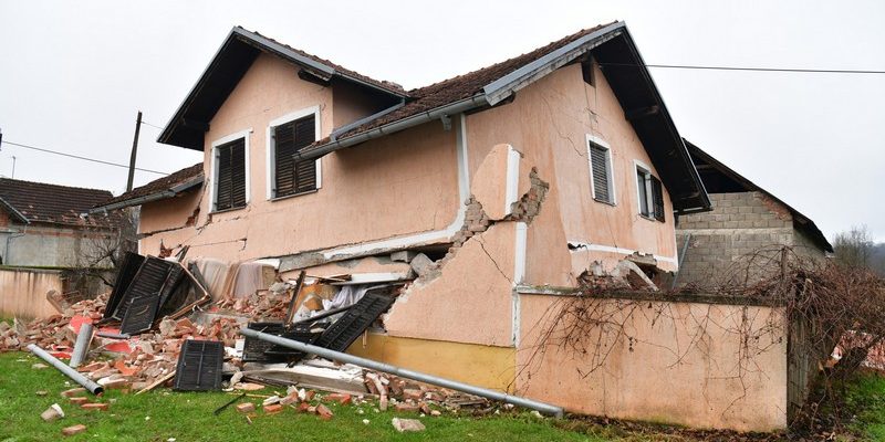 Hrvatska vojska drugi dan pomaže potresom pogođenoj Petrinji